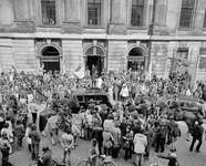 855161 Afbeelding van een demonstratie van de schooljeugd tegen verslechteringen op onderwijsgebied voor het Stadhuis ...